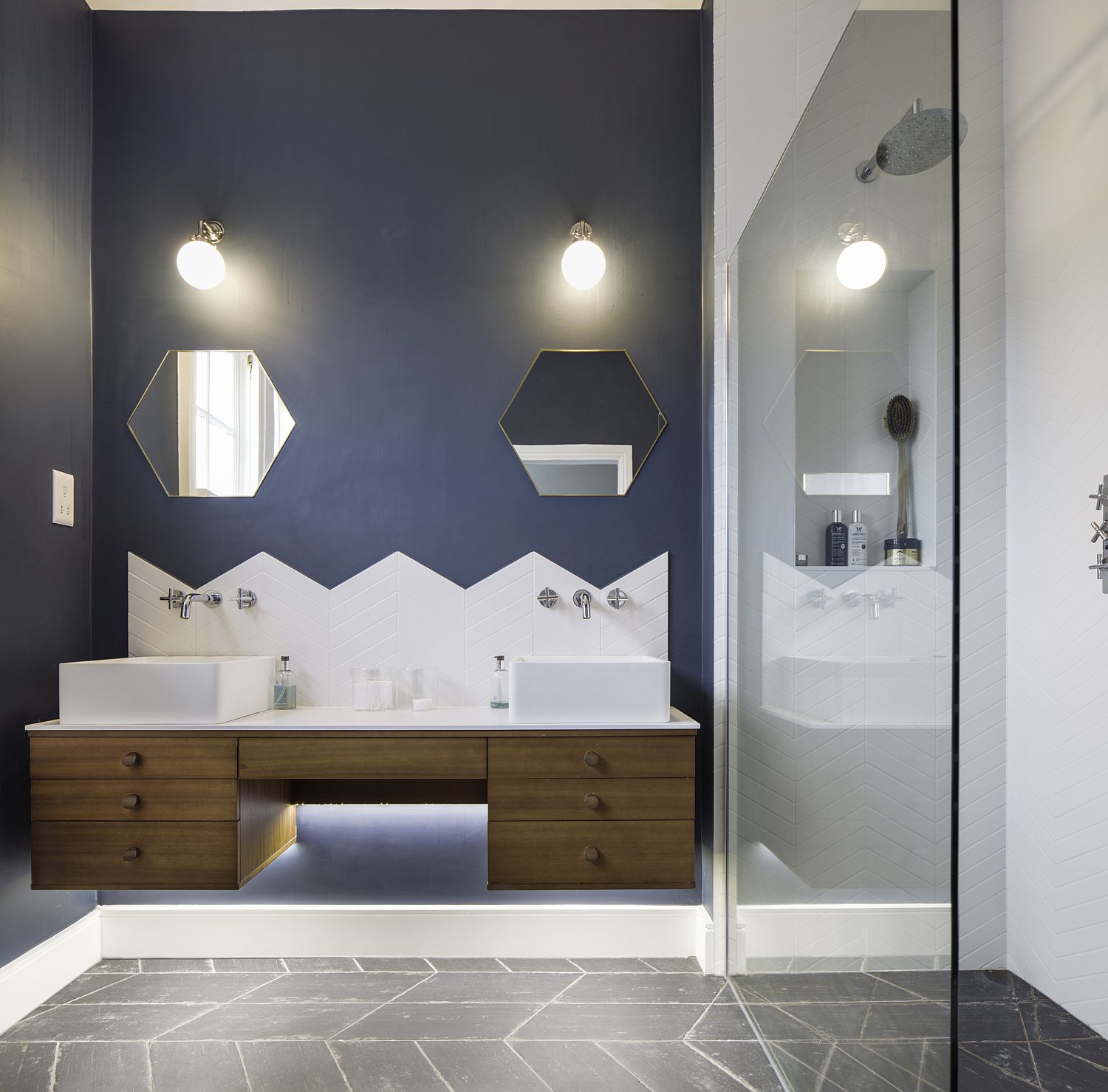 Contemporary bathroom in bluish-gray and white