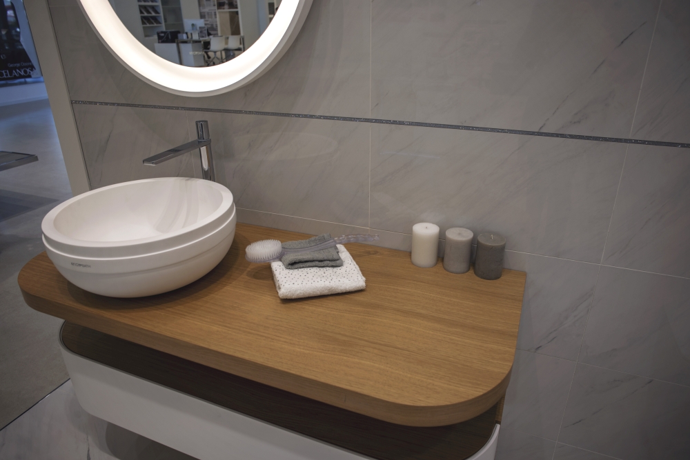 Curvy wash basin combined with grey ceramic tiles