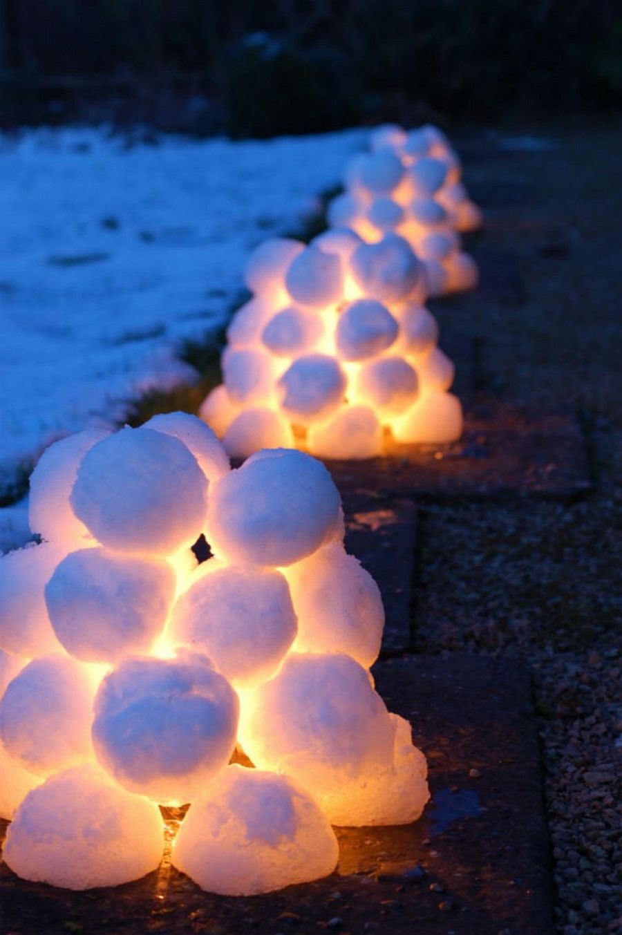 DIY-snow-lanterns-add-to-the-snow-cladd-landscape-outside-on-Christmas-Eve