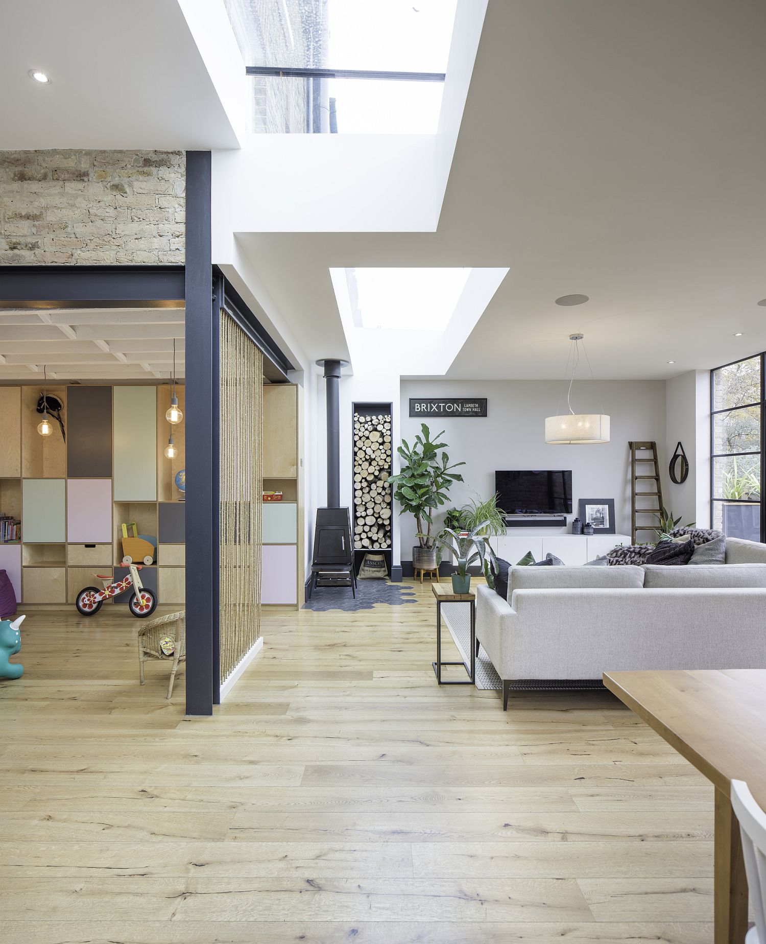 Different-textures-and-finishes-find-space-inside-the-lovely-London-home