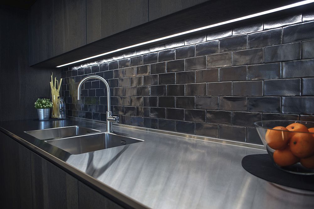 Glossy brick-like backsplash tiles in a modern dark kitchen - Porcelanosa