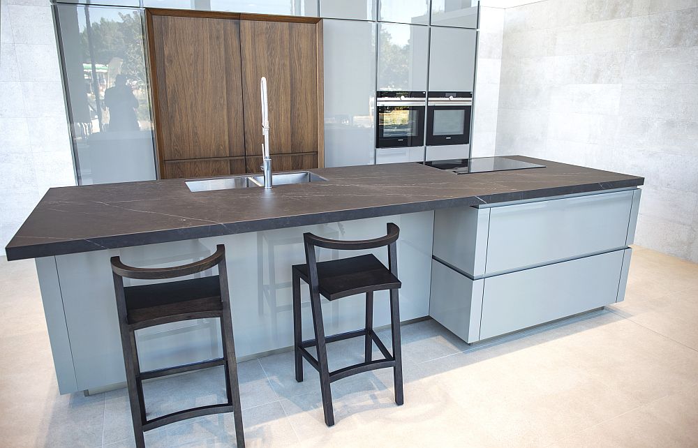 Glossy grey kitchen with large island - Porcelanosa