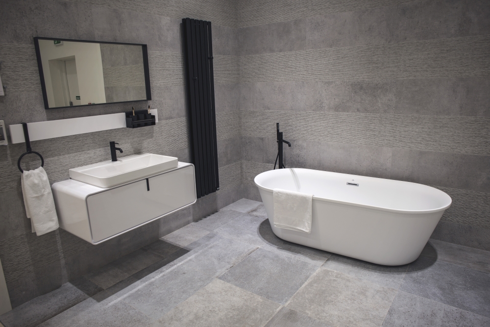 Grey bathroom walls and floor - Porcelanosa