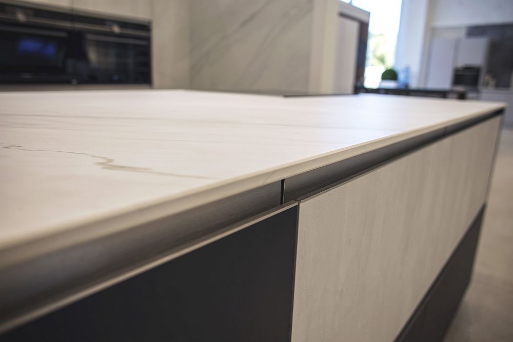 Kitchen island design in black and white - Porcelanosa