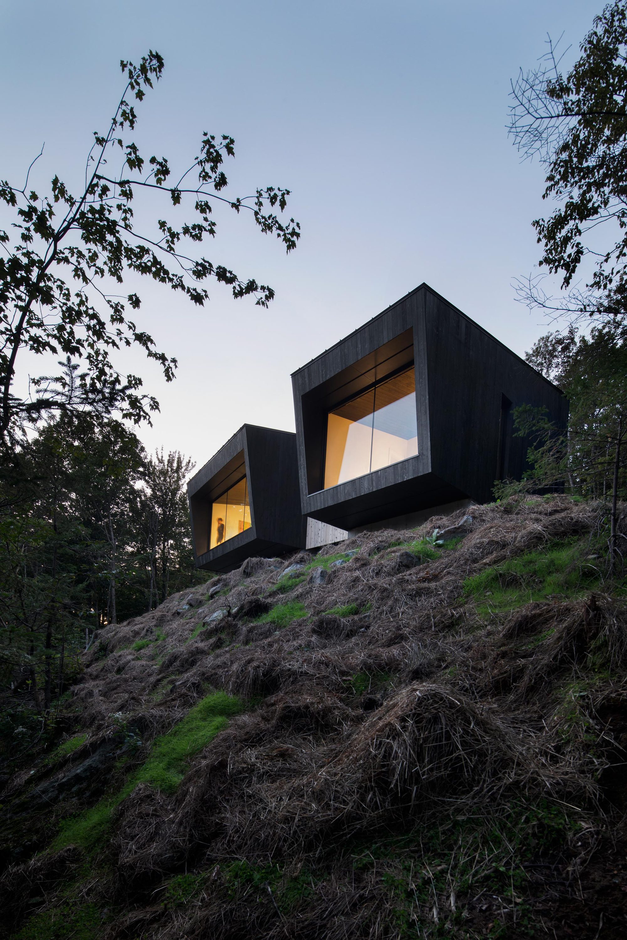 Minimal and modern cabin sits on the edge of a cliff