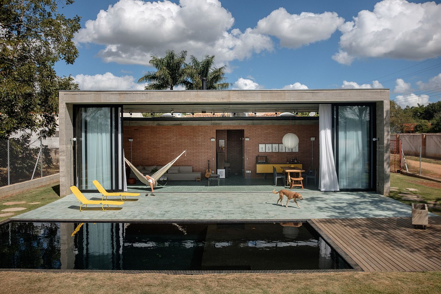 Modern-Mugs-House-in-Brick-and-Concrete-in-Brazil