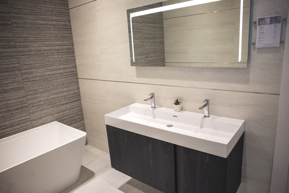 Modern bathroom design - black and white - Porcelanosa Reading