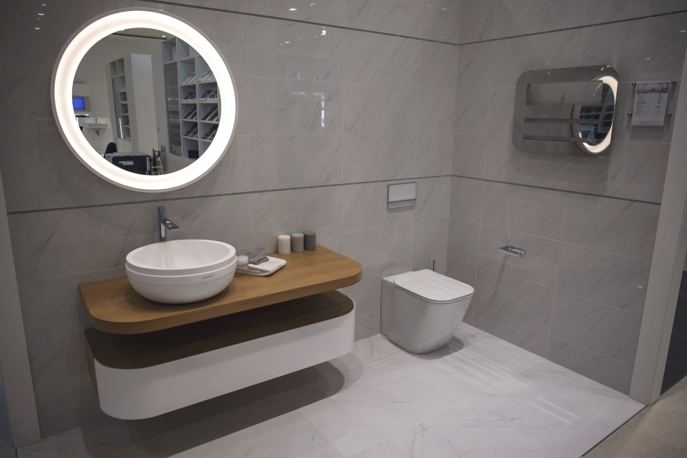 Modern-bathroom-with-curvy-furniture