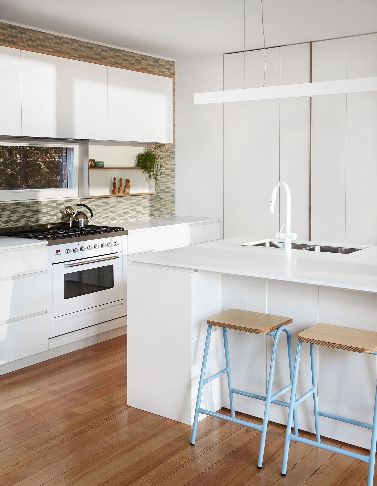 Modern kitchen in white with patterned backdrop