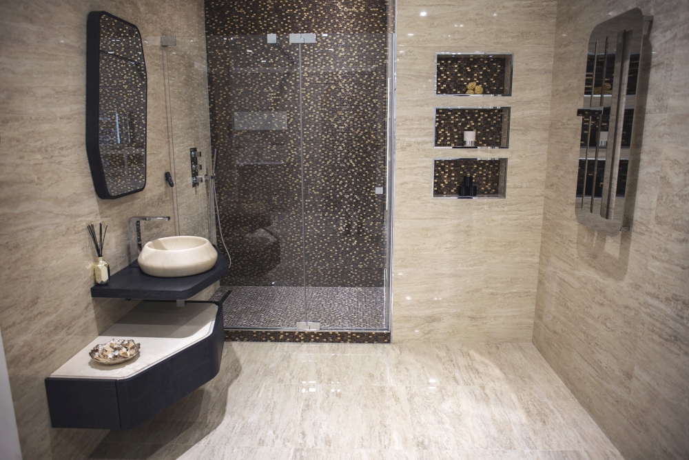 Natural stone bathroom with Glossy tiles by Porcelanosa