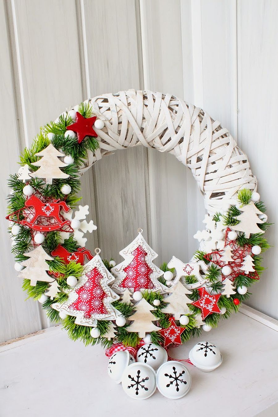 Perfect wreath to welcome the festive season with ample cheer!