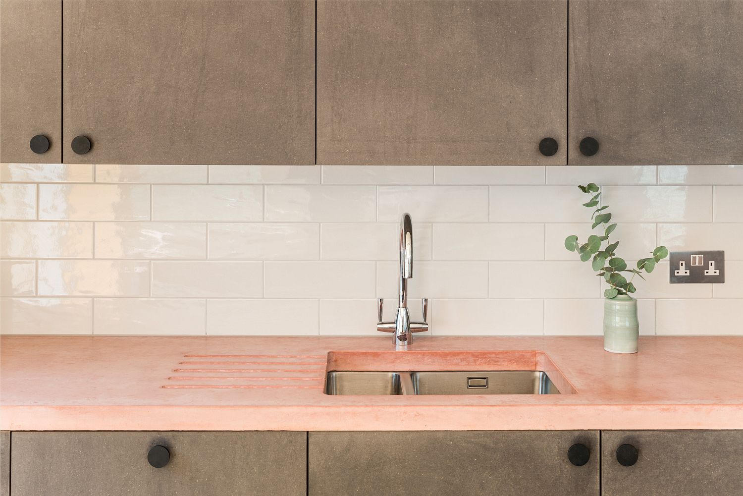 Pink countertops in the kitchen paint a unique and bold picture