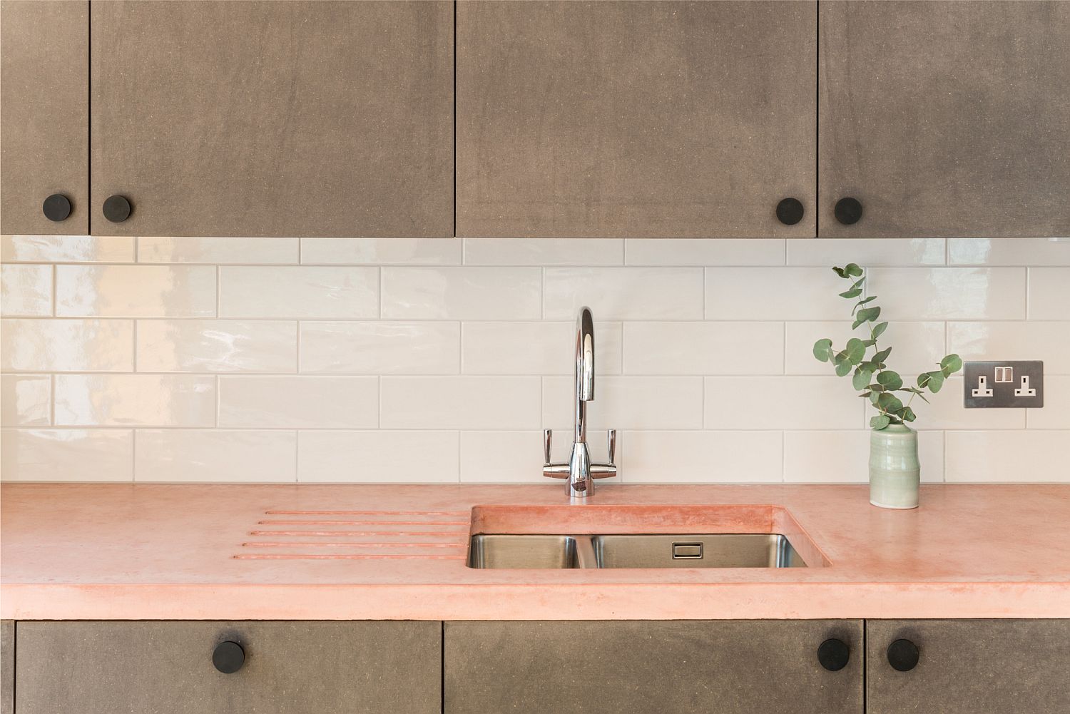 Pink-countertops-in-the-kitchen-paint-a-unique-and-bold-picture