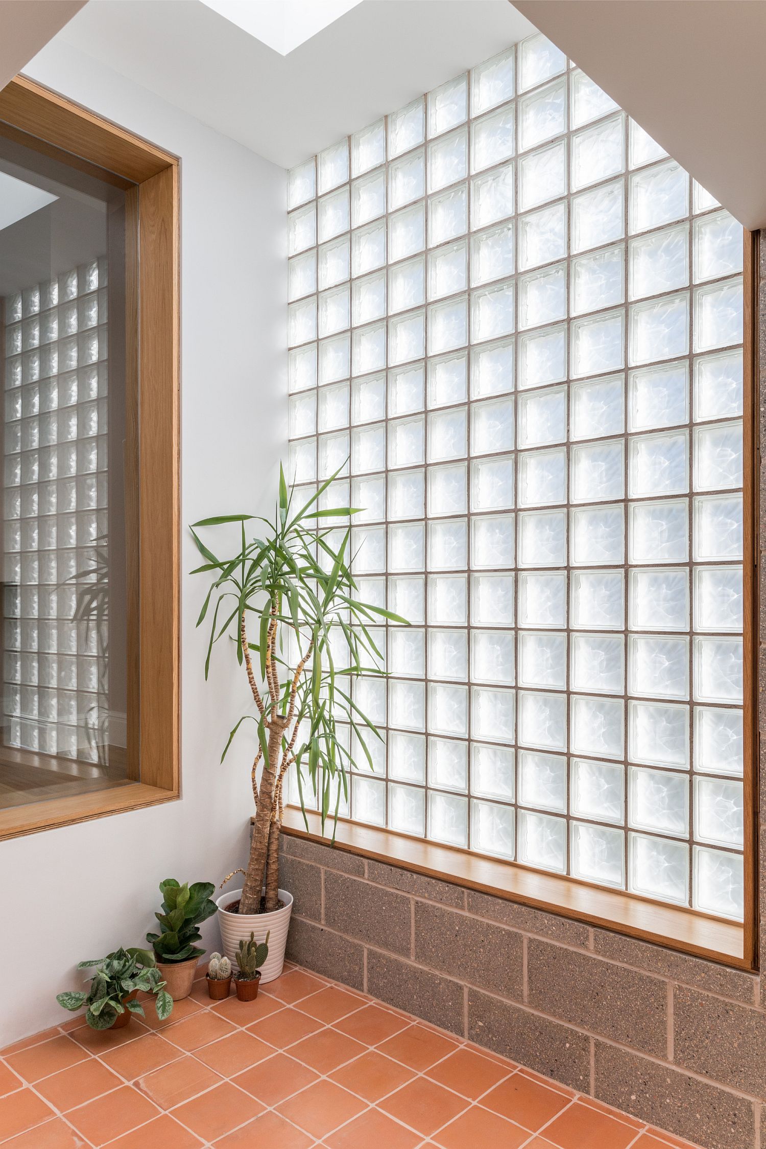 Sand-blasted glass wall ushers in duffused light