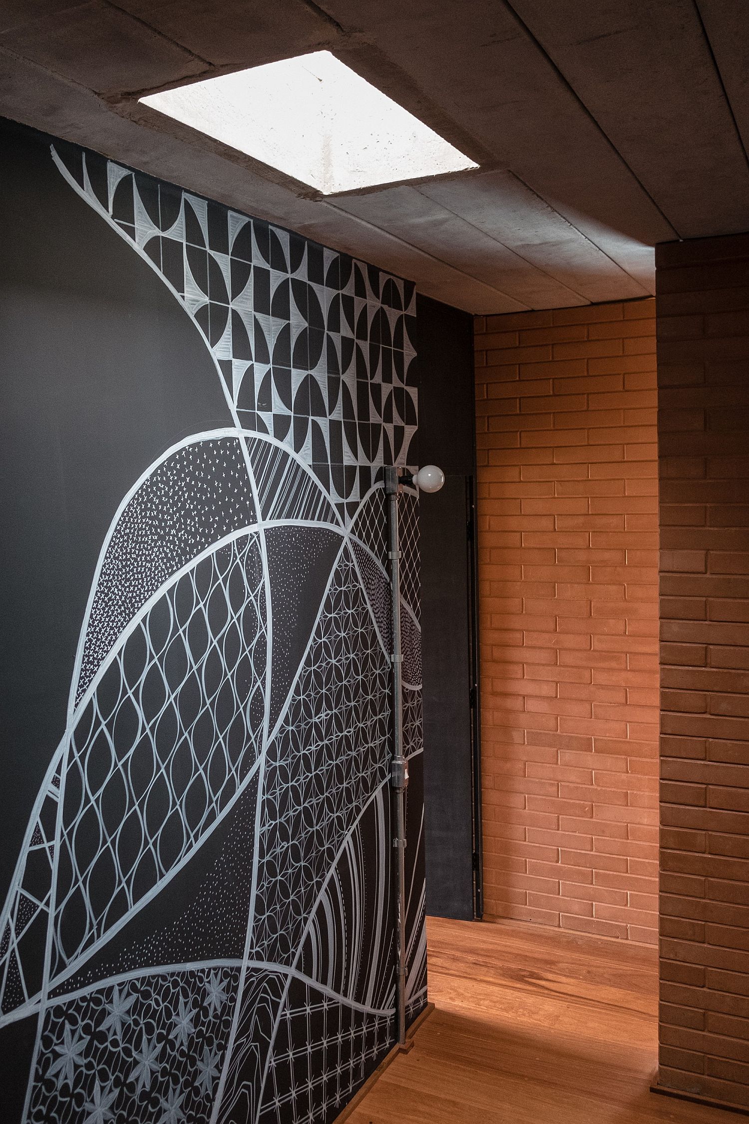 Skylight brings ventilation into the innovative Brazilian home