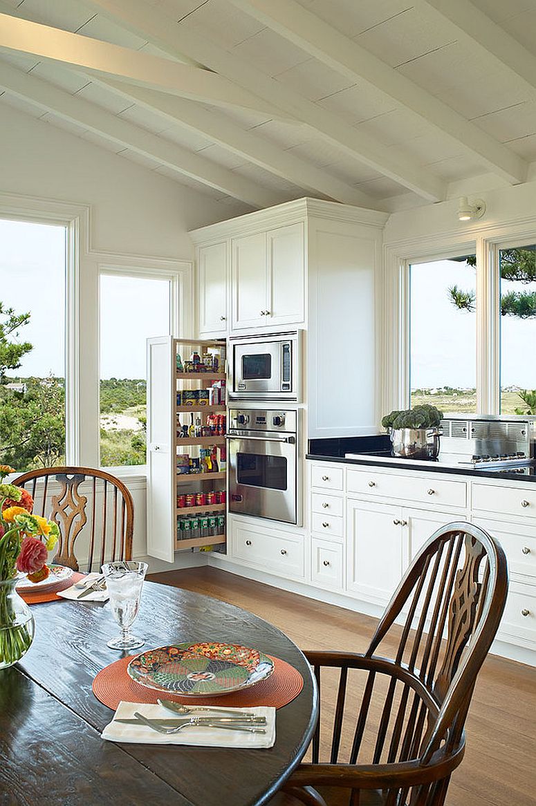 Cuisine blanche spacieuse avec un garde-manger au design épuré