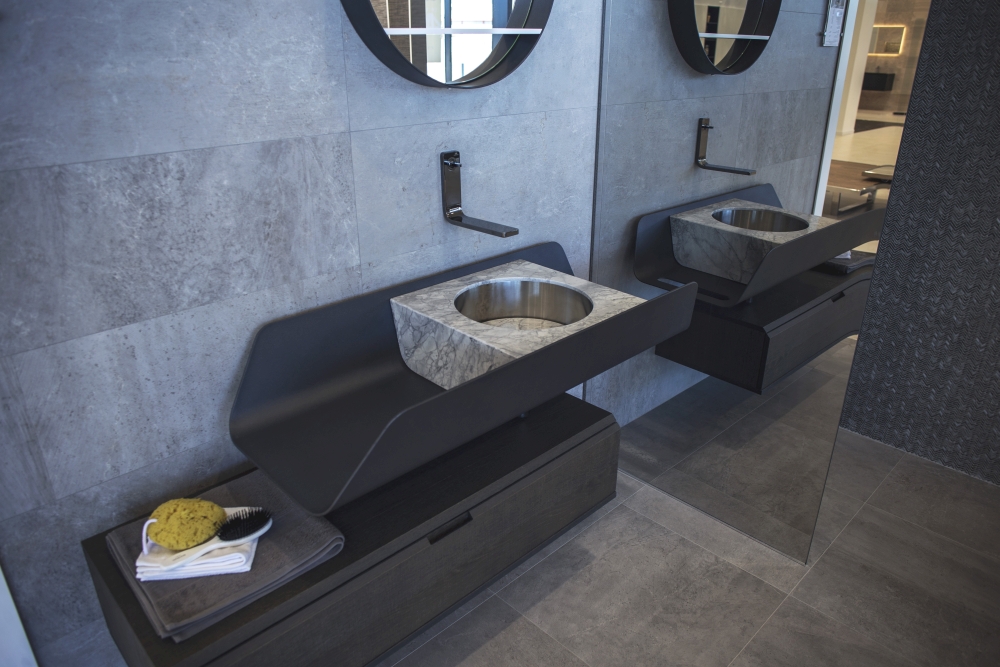 Stone-like-ceramic-tiles-with-beautiful-dark-themed-bathroom-decor