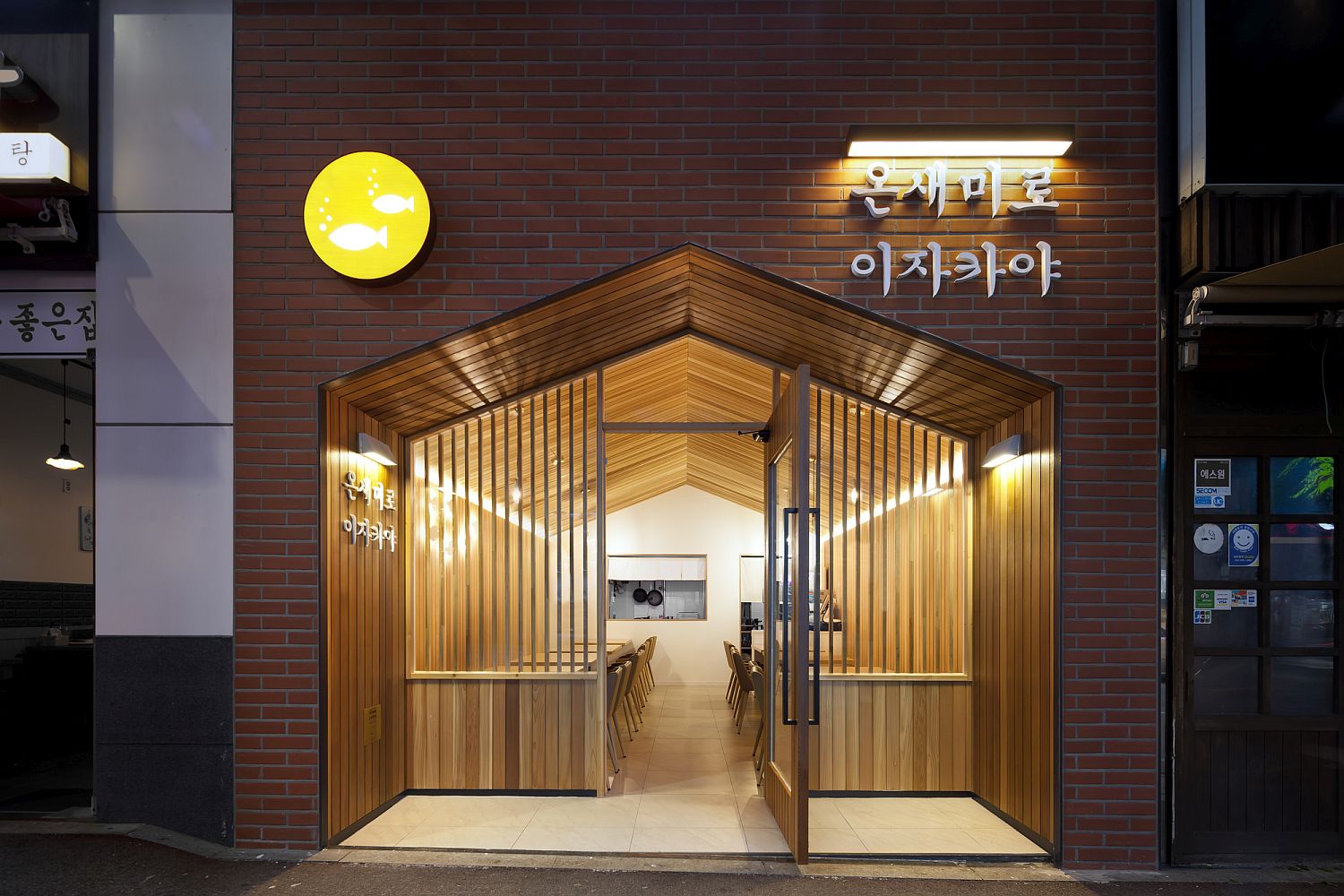 Street-Facade-of-small-restaurant-in-South-Korea