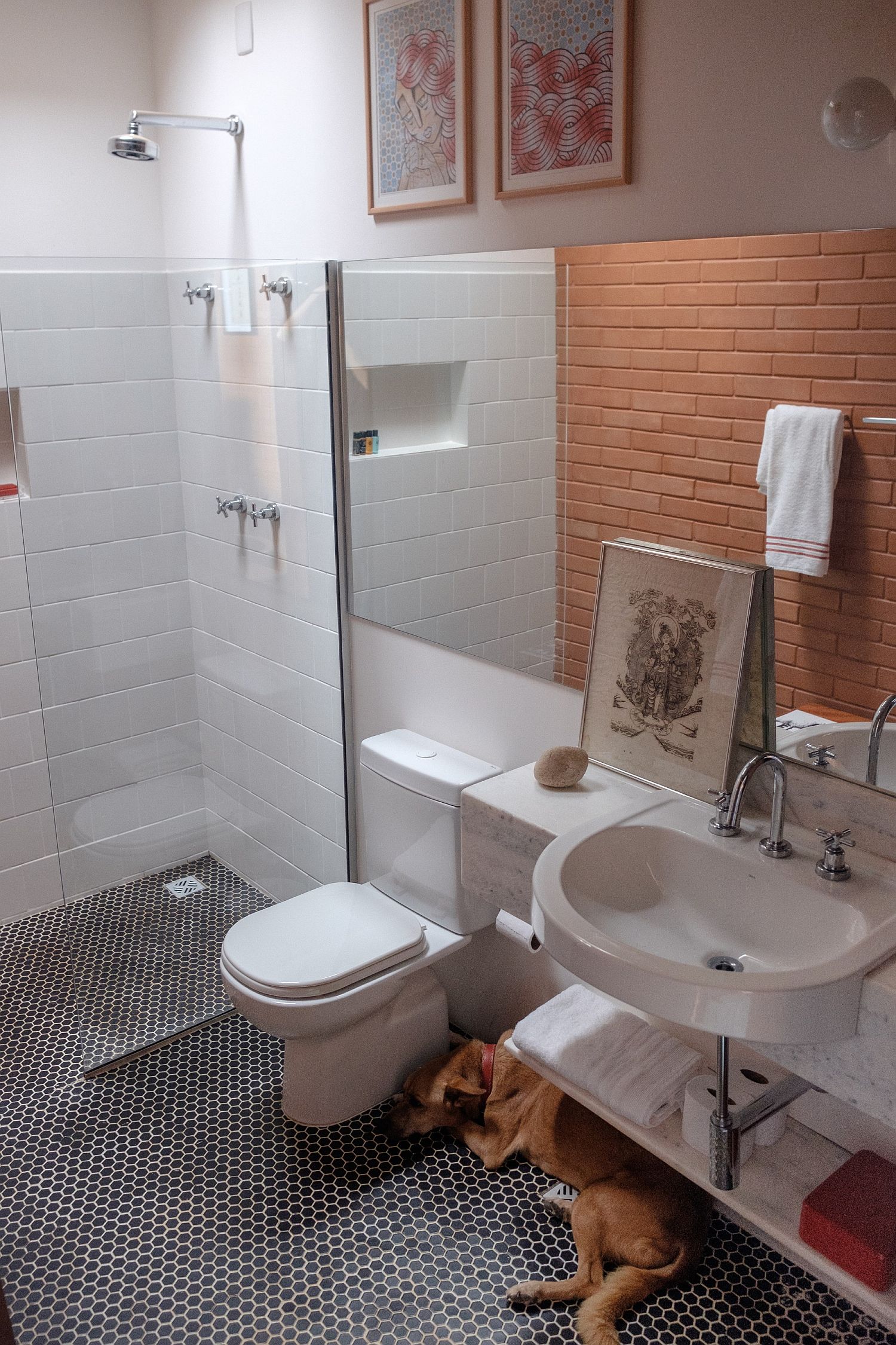 White and brick bathroom of the Brazilian home