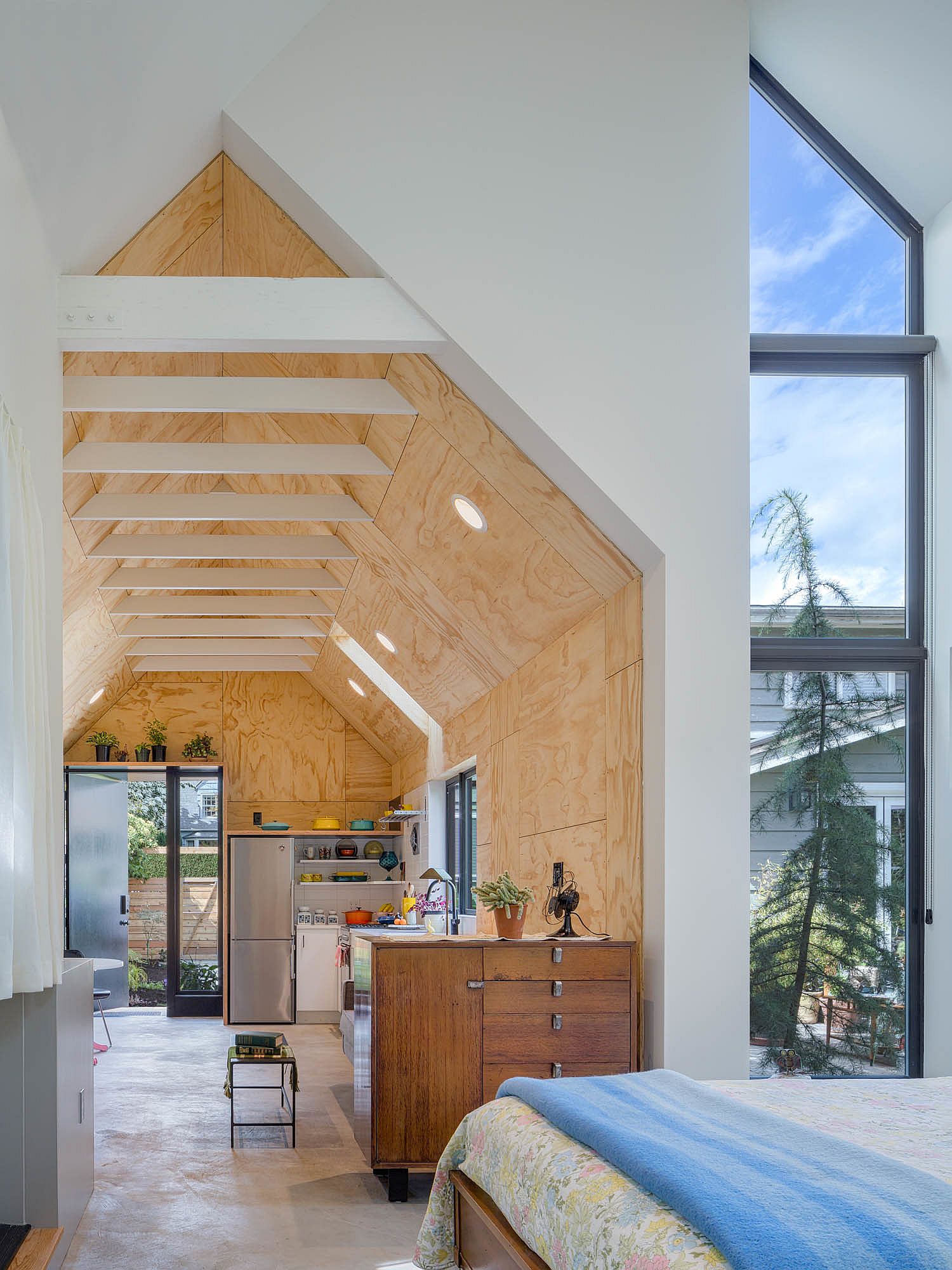 White-and-wood-thematic-takes-over-inside-the-berdoom