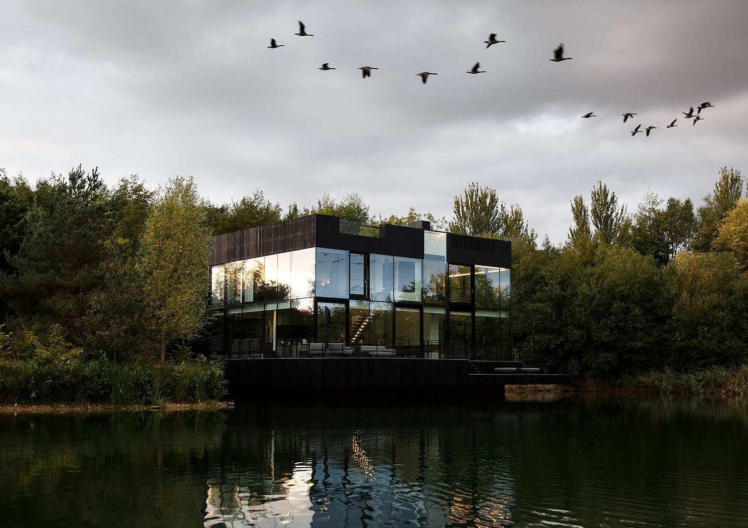 Transparent Brilliance: Sustainable Glass House on the Lake is an Absolute Dream!