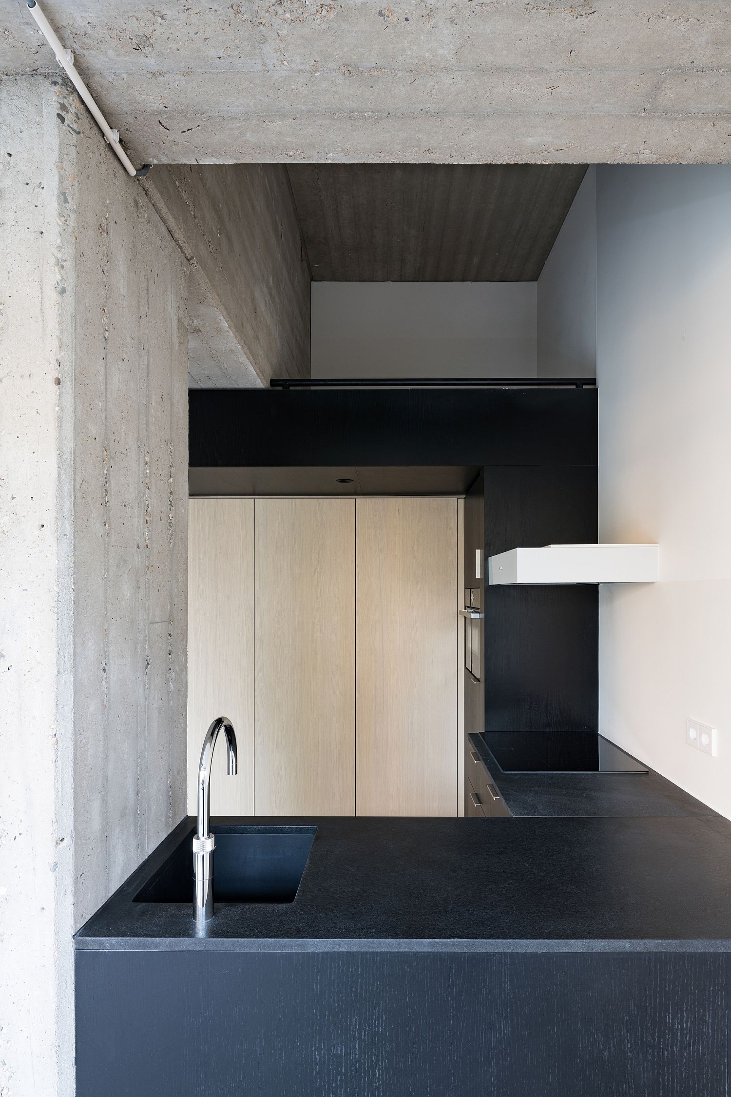 Black coupled with concrete in the kitchen
