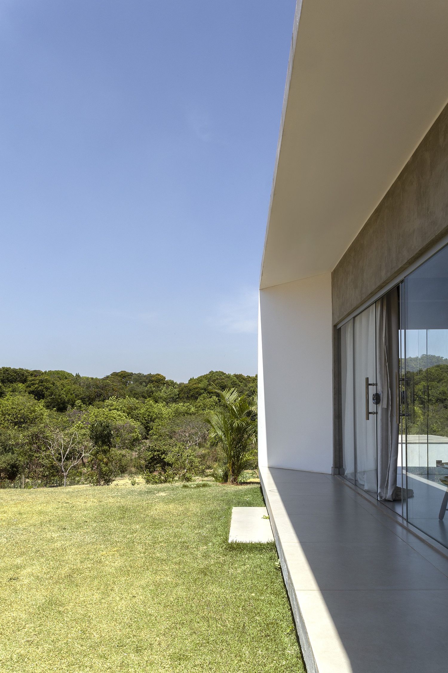 Closer look at the small deck of the Brazilian home