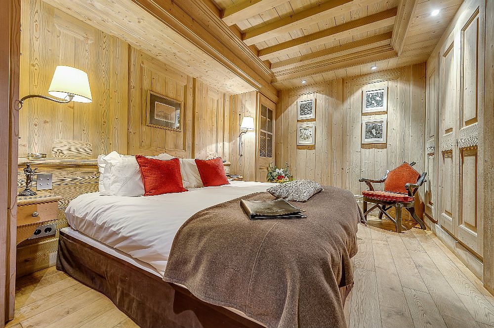 Comfortable and woodsy bedroom of Chalet Montana