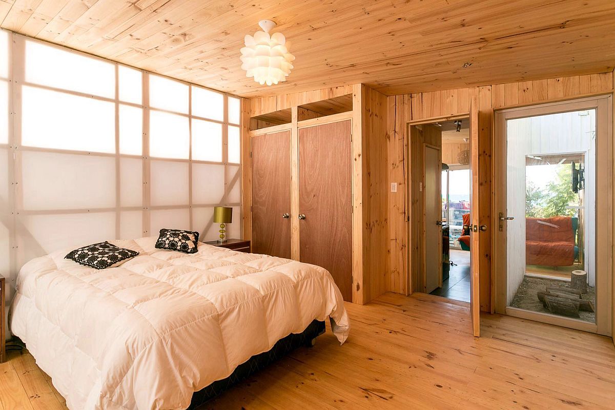 Cost-effective cabin design with a light-filled bedroom