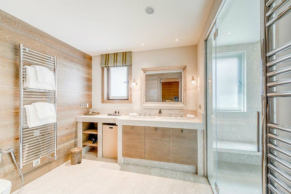 Cozy and modern bathroom with ample luxury