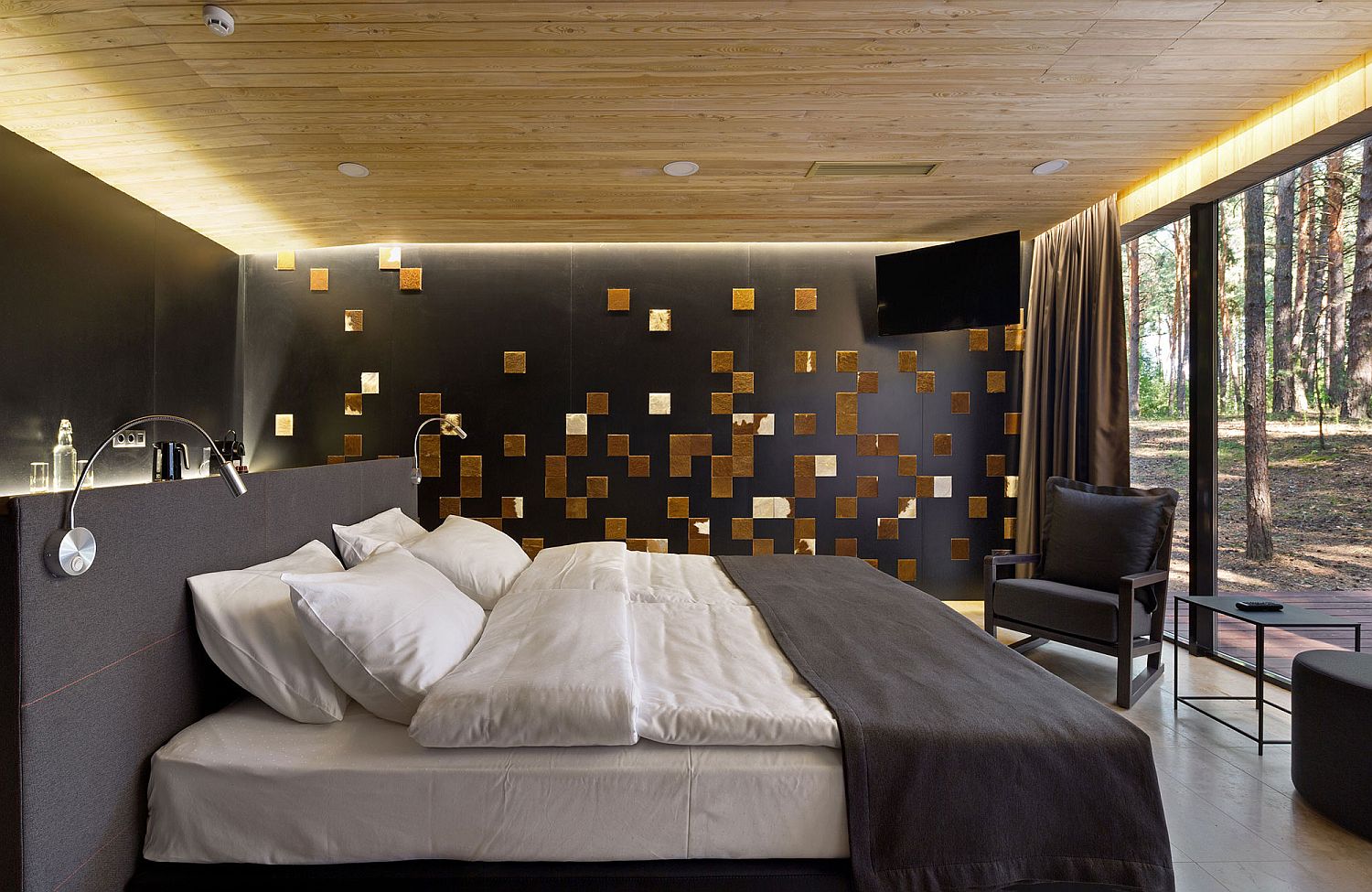 Elegant-and-cozy-bedroom-of-the-Guest-Houses