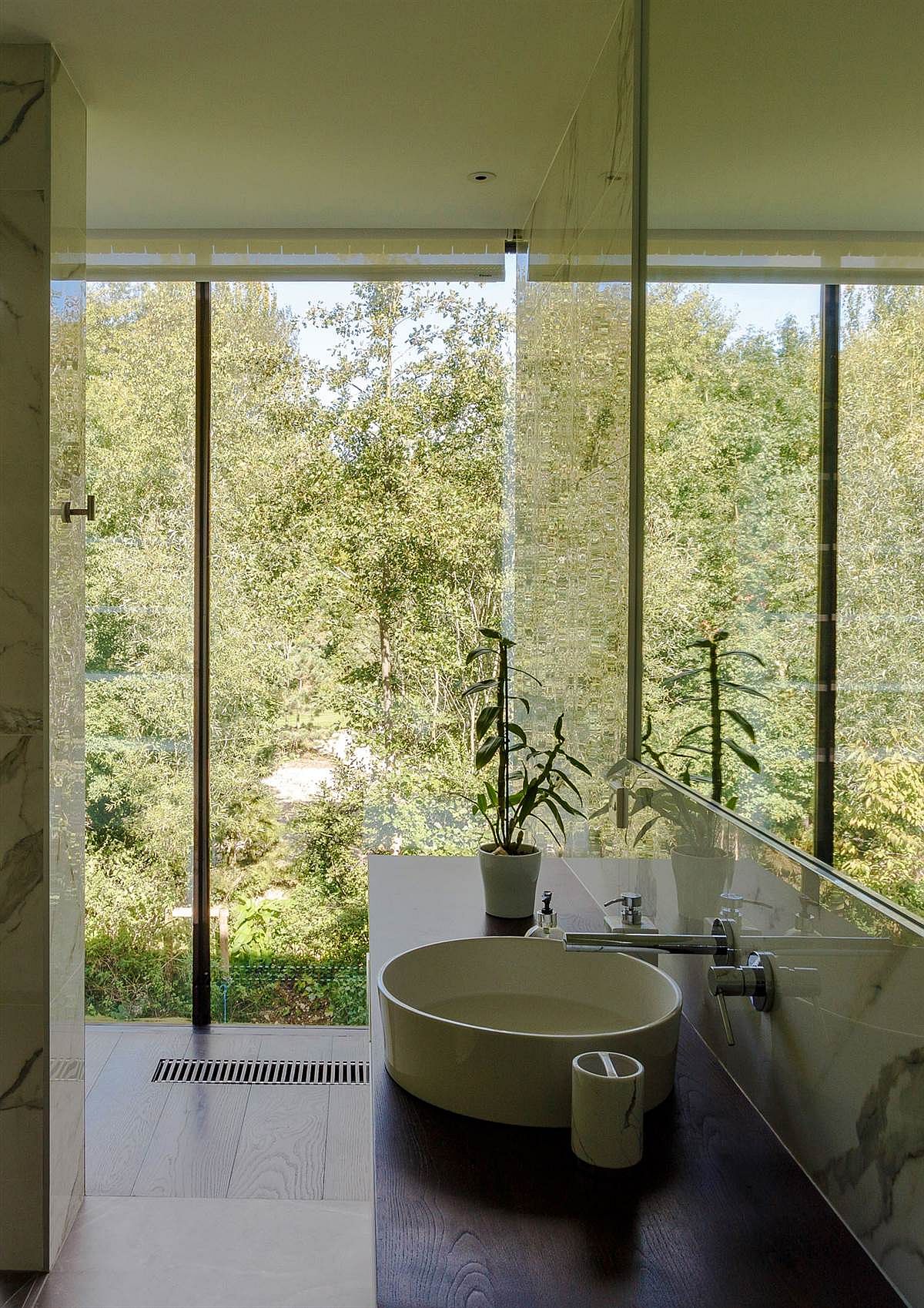 Even-the-bathroom-opens-up-towards-the-landscape-outside