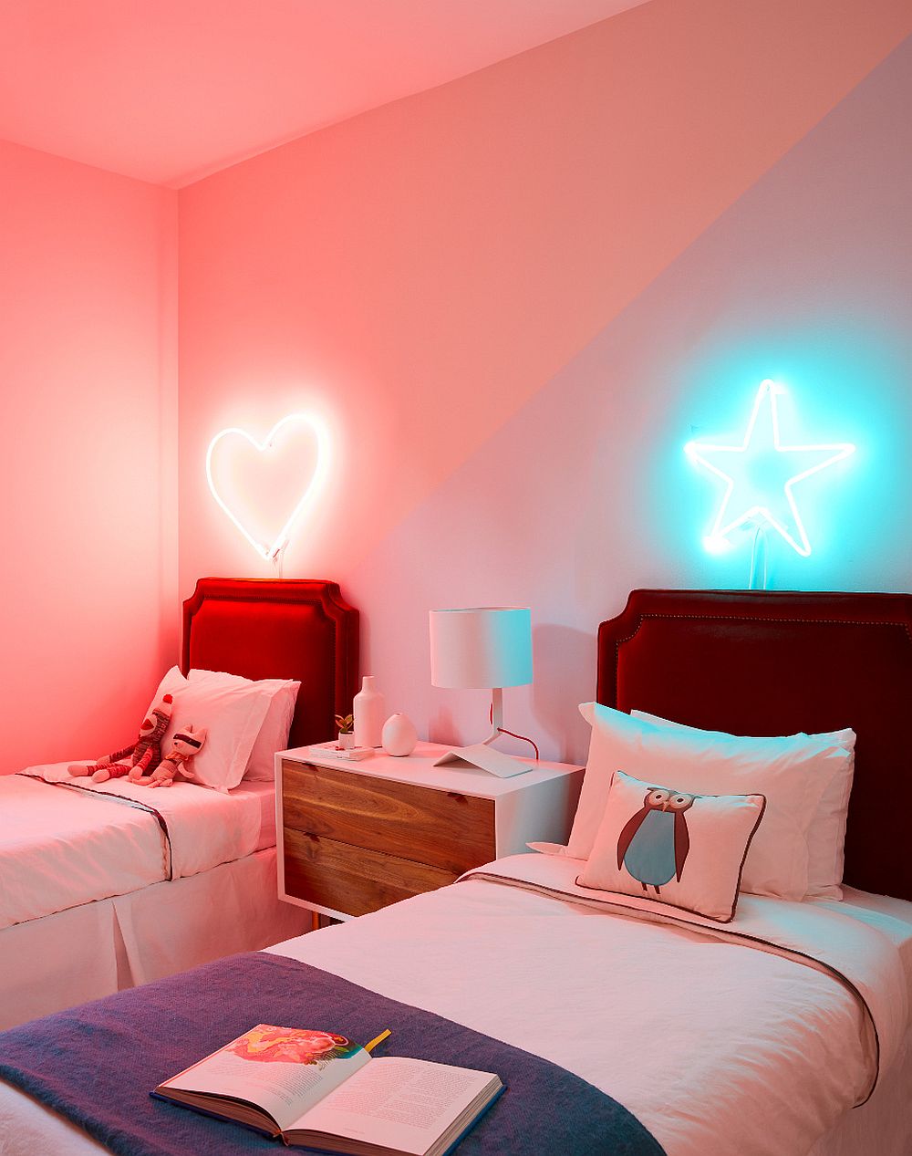 Fun-way-to-add-neon-lighting-to-the-modern-kids-bedroom