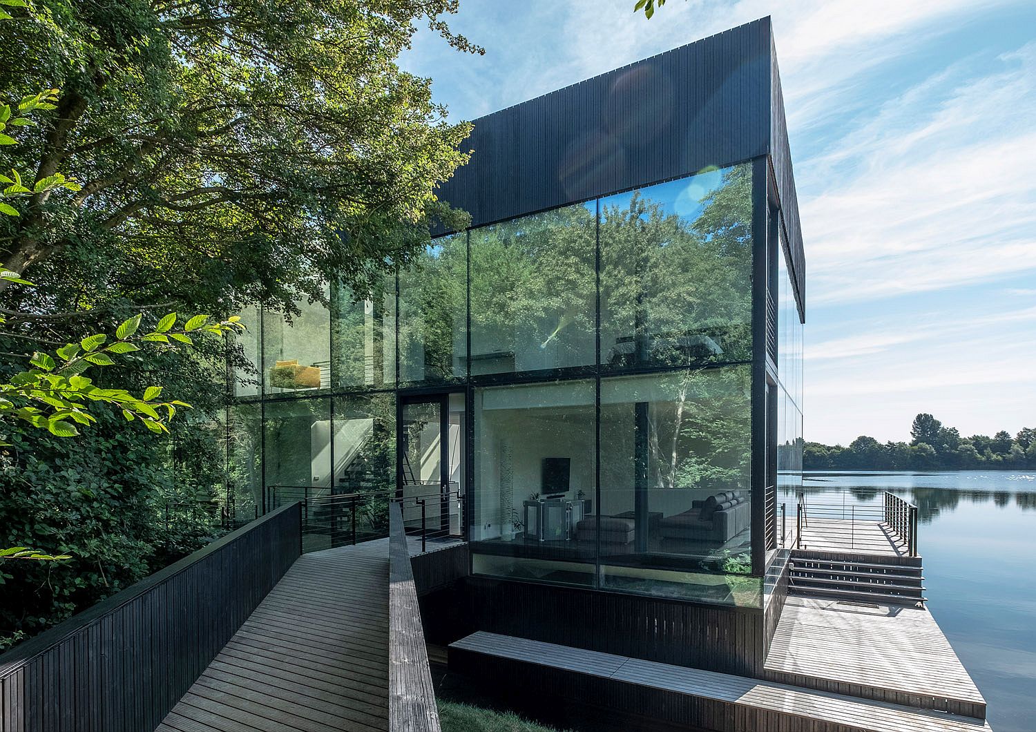 Glass-House-on-the-edge-of-a-lake-in-England