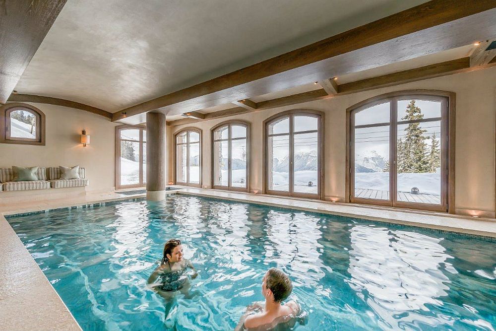 Heated-indoor-swimming-pool-and-jacuzzi-at-the-chalet