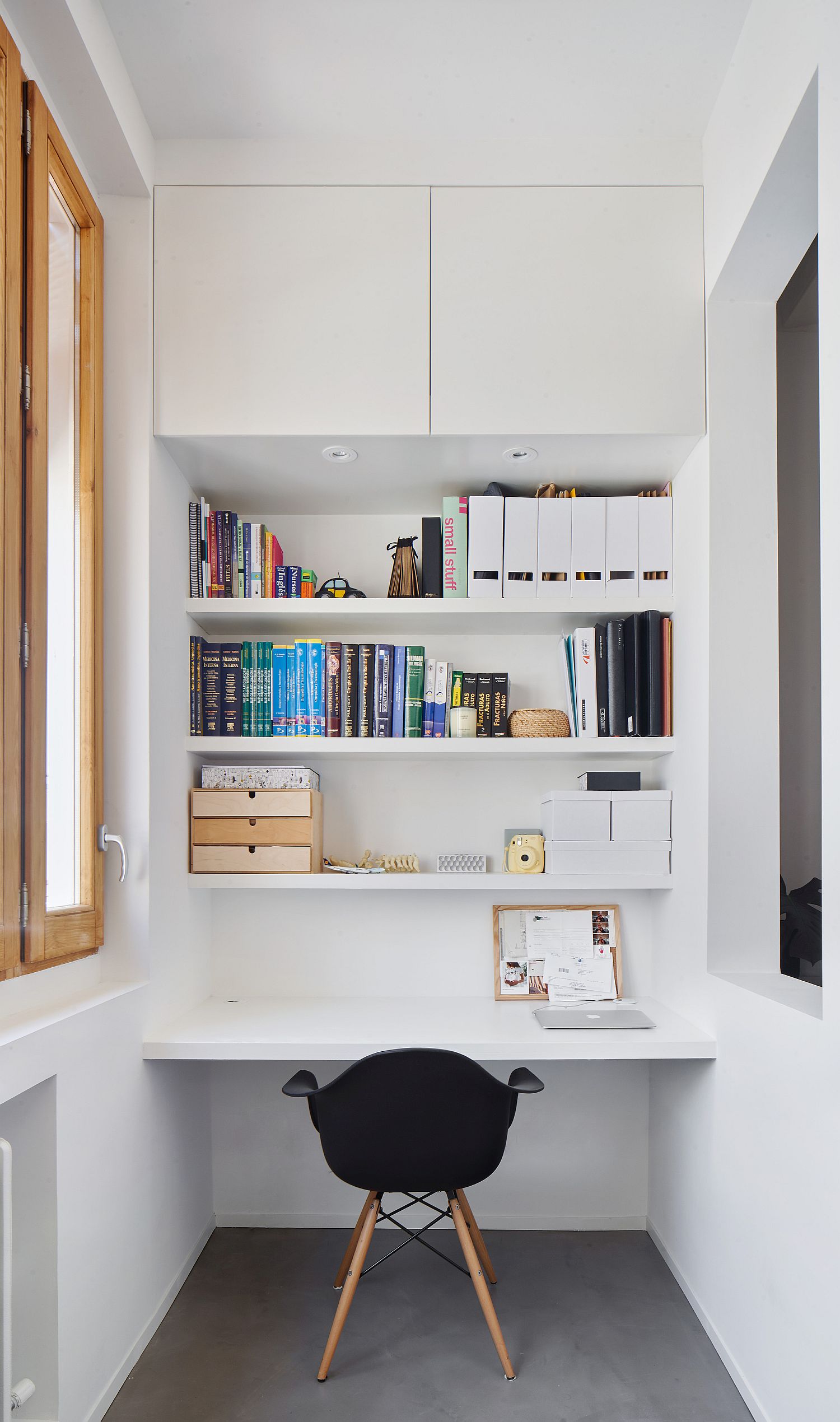 Home-office-in-the-corner-in-white-with-smart-shelves