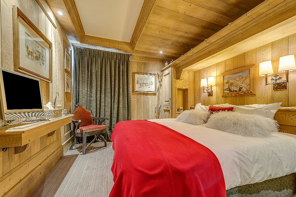 Look-inside-one-of-the-five-gorgeous-bedrooms-of-the-chalet