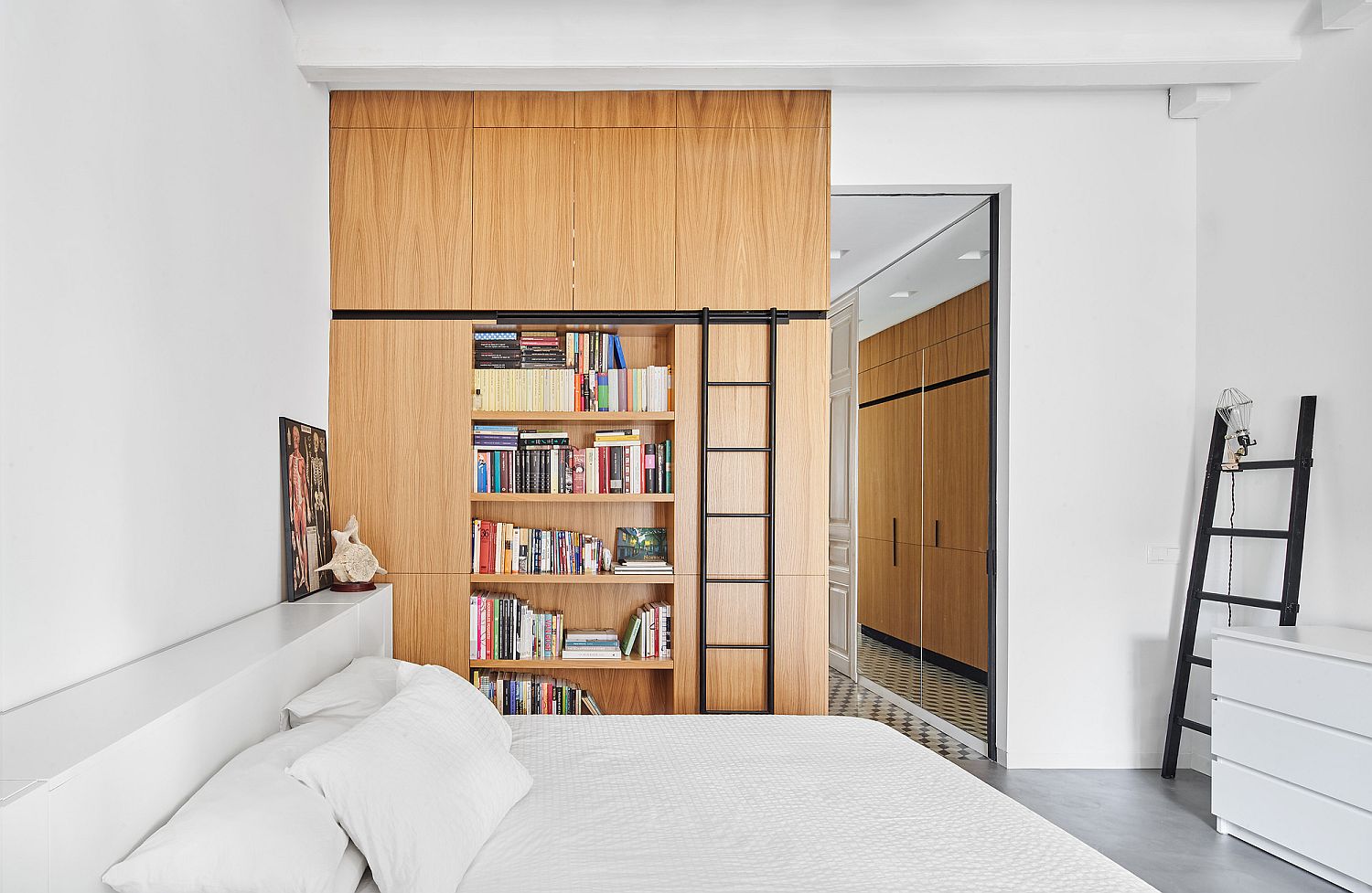 Look-inside-the-bedroom-of-the-Barcelona-apartment