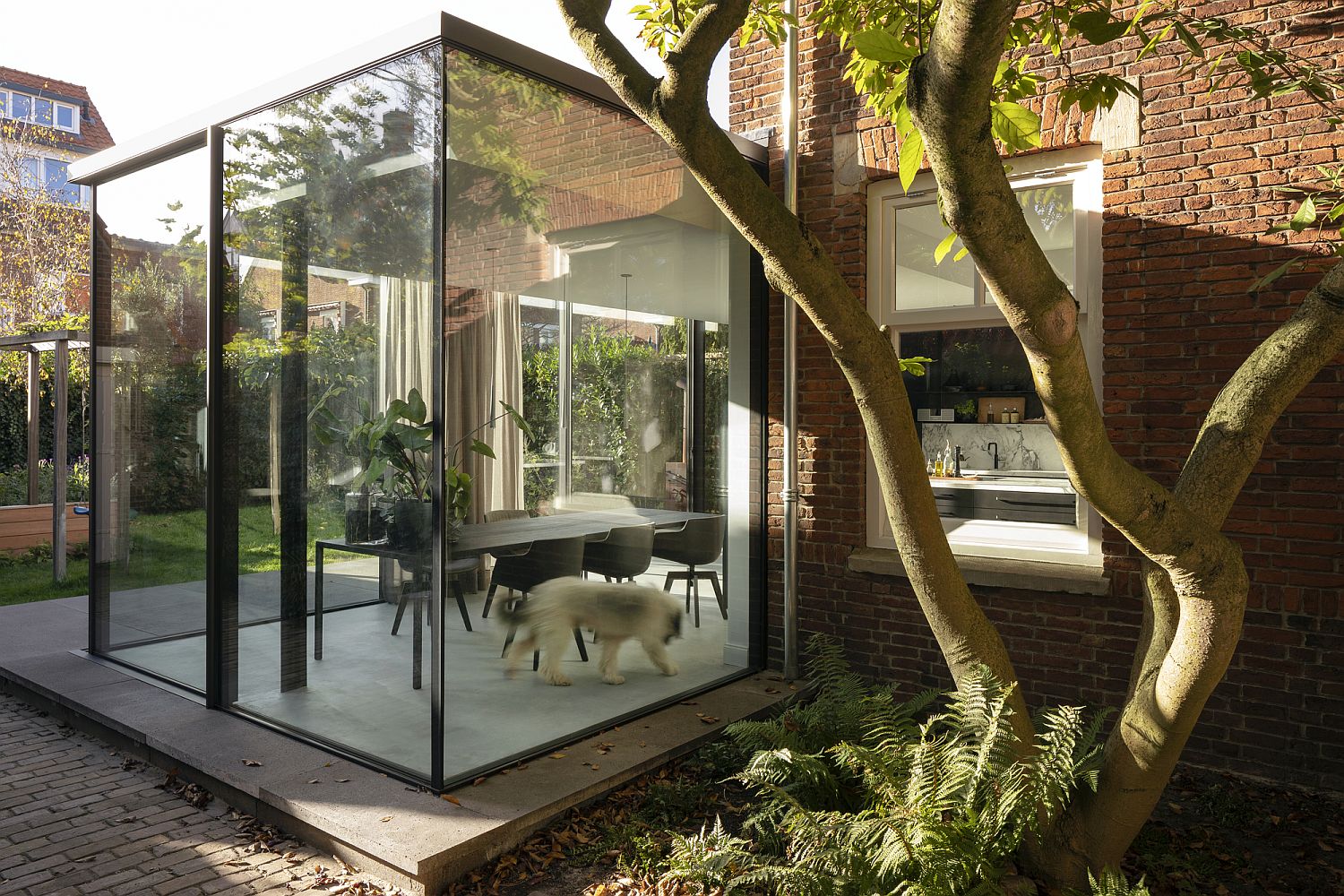 Glass Extension Breathes Life into 1920?s Brick House in the Hague