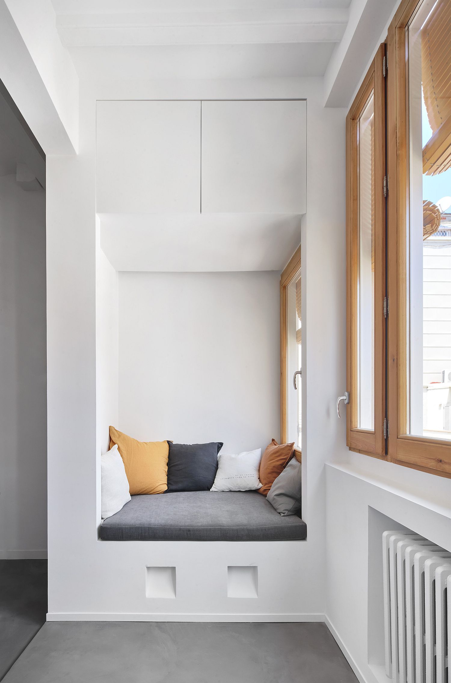 Niche-in-the-corner-with-cozy-seating-option