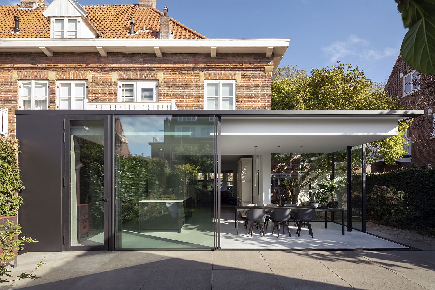 Old-brick-house-in-Netherlands-with-modern-glass-and-concrete-extension