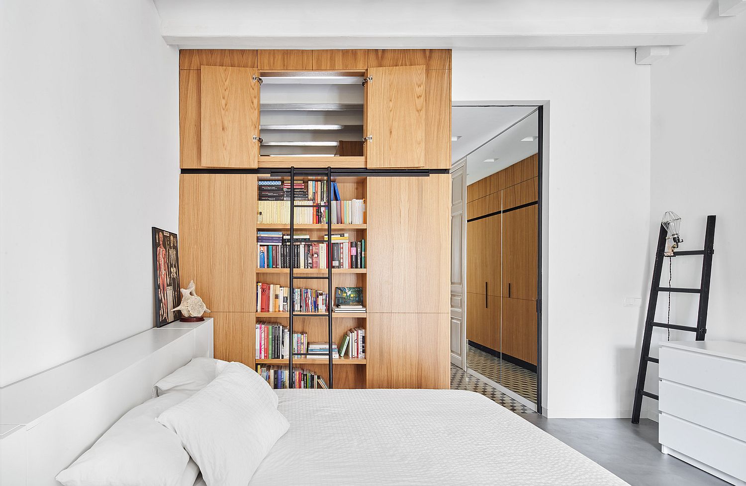 Shelves and cabinets that can be opened and closed with ease inside the bedroom