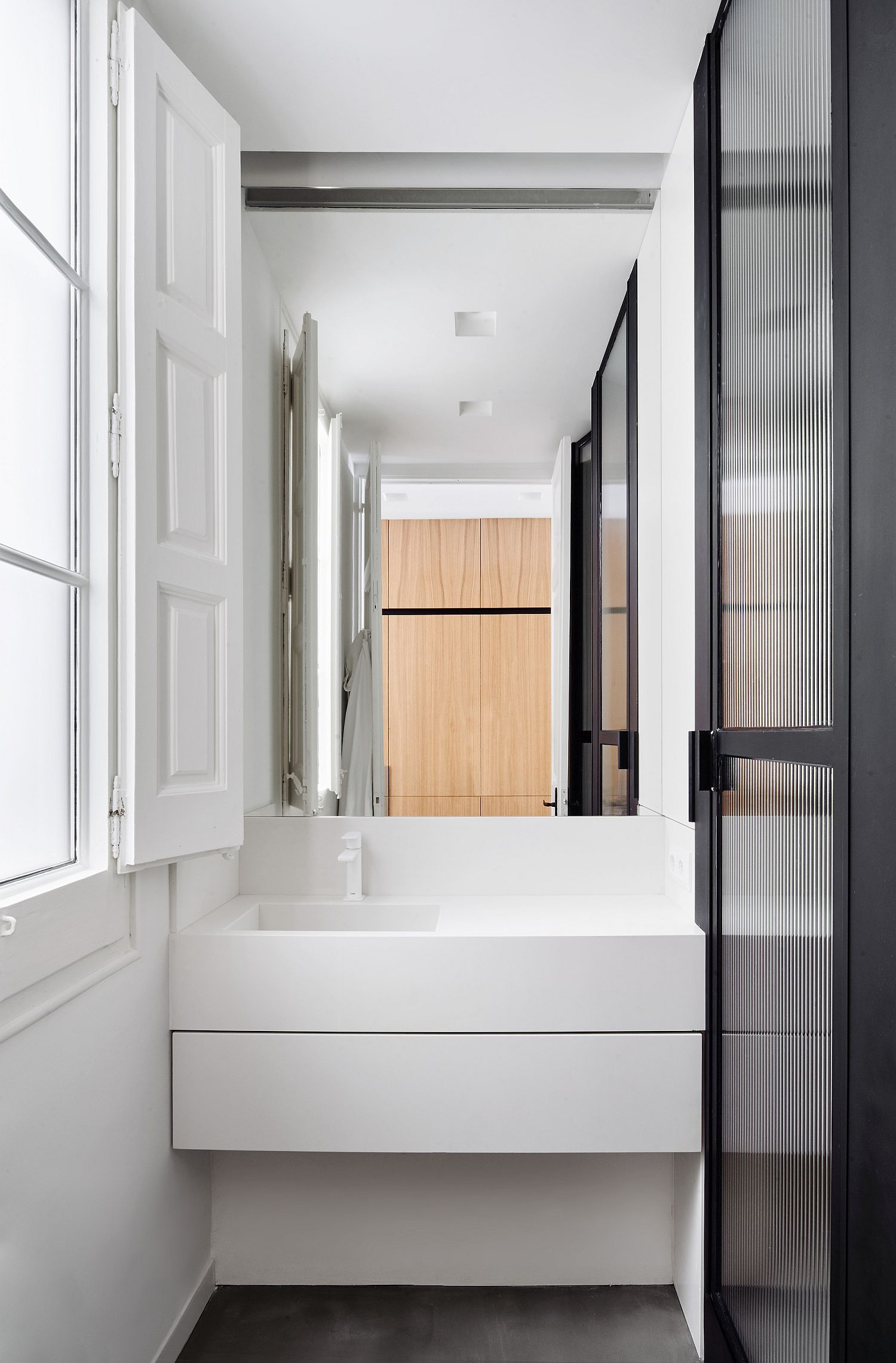 Small contemporary bathroom in white