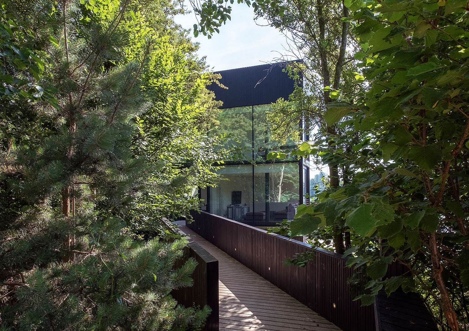 Smart and hidden entrace leading to the Glass Villa