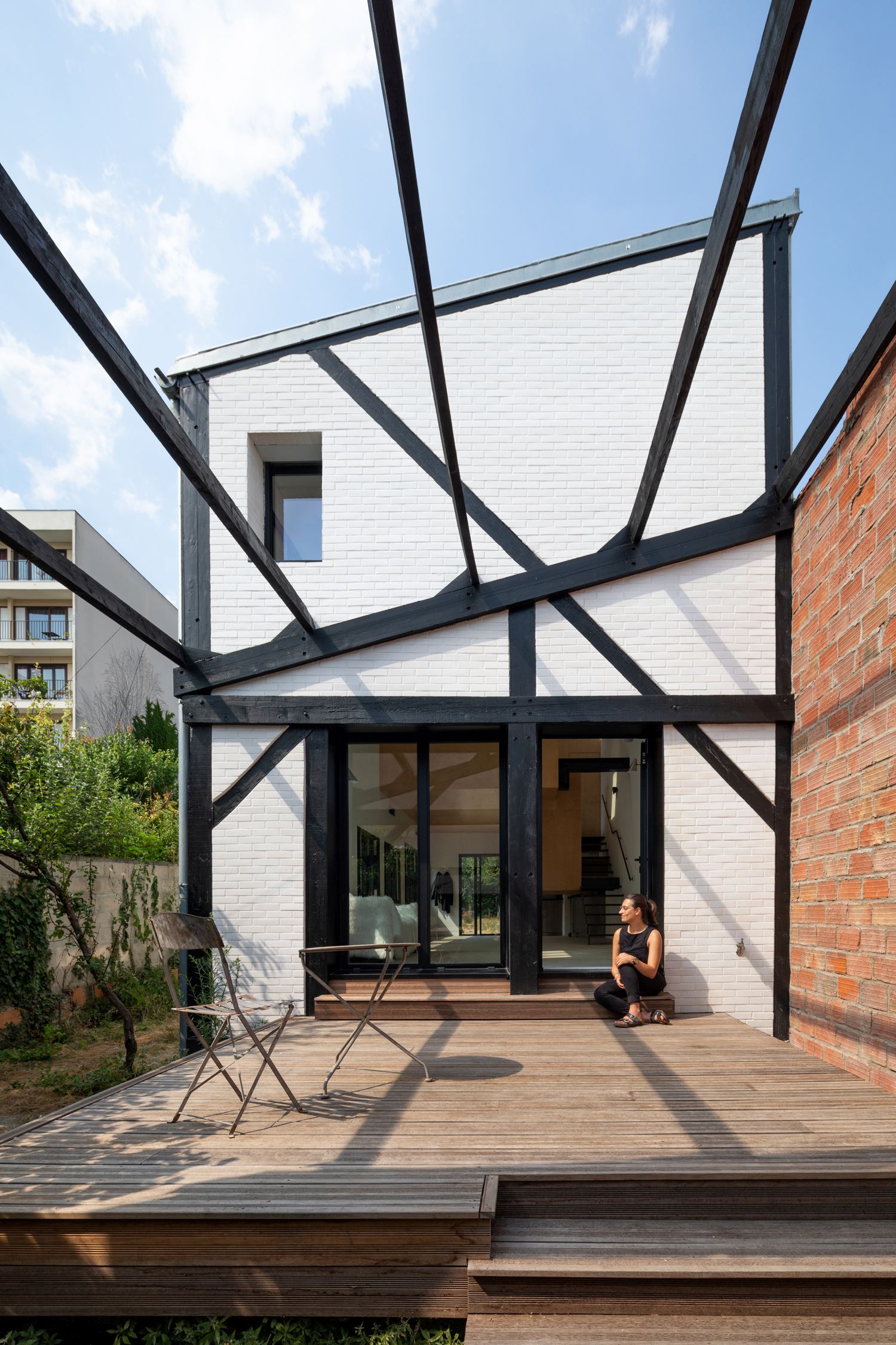Transforming a carpenter's studio into an innovative modern home