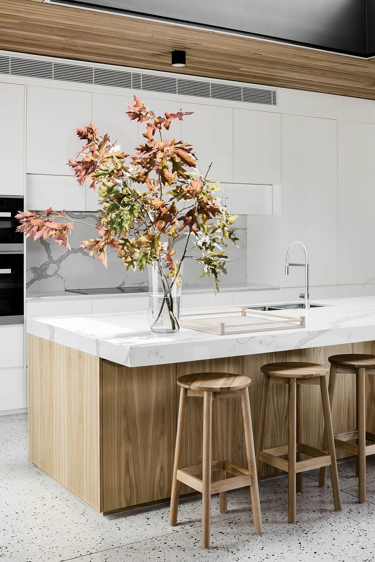 Trendy-wood-and-white-kitchen-idea-with-a-bit-of-fall-magic