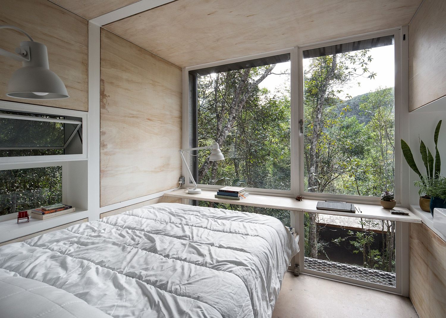 Ultra-tiny cabin with bed, table and sink