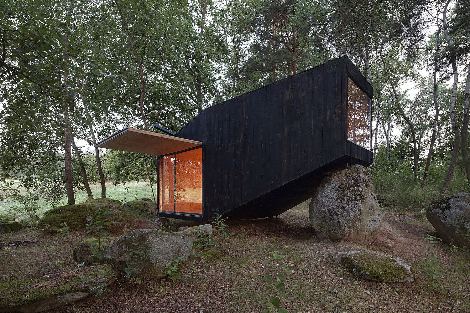 Unique-Forest-Retreat-by-Uhlik-architekti-in-the-forests-of-Czech-Republic