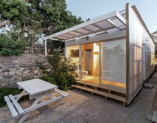 Cost-Effective Tiny Cabin in Wood and Polycarbonate Panel Makes an Impact!