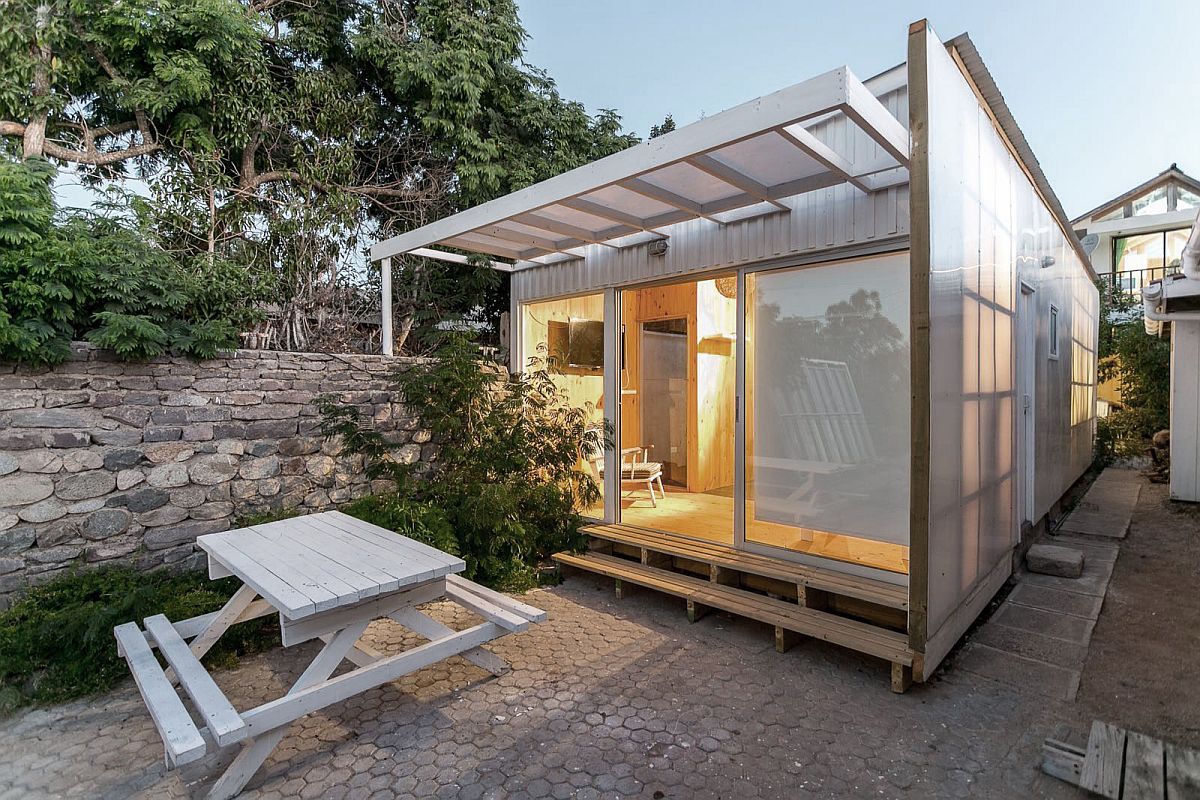 Cost-Effective Tiny Cabin in Wood and Polycarbonate Panel Makes an Impact!